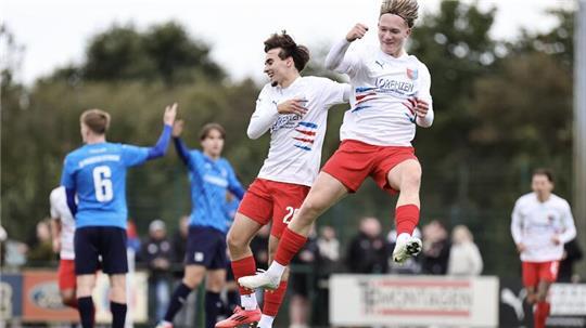 Niklas Ellerwald (links) und Torschütze Maurits Nagel feiern die 1:0-Führung gegen A/O.