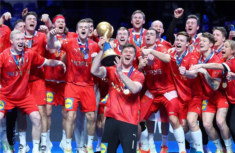 Niklas Landin vom THW Kiel reckt den WM-Pokal in die Höhe. Foto: dpa-Bildfunk