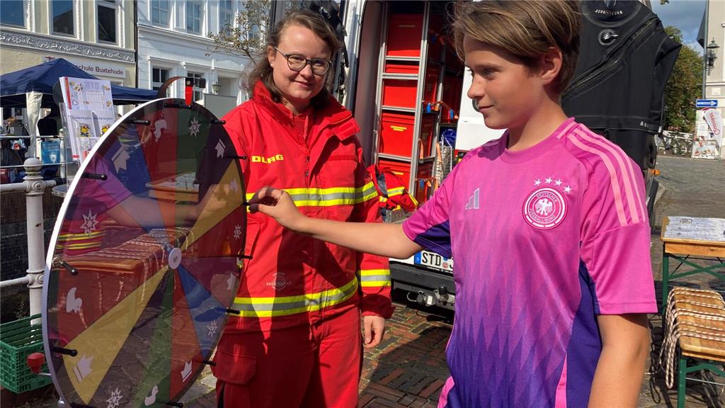 Niklas Lütjen aus Jork ist mit seiner Familie vom Fußballplatz direkt auf das Fl...