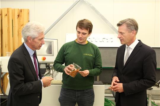 Niklas Rambow (Mitte) stellt Landrat Rainer Rempe (links) und Bürgermeister Jan-Hendrik Röhse den Plastikersatzstoff vor. Foto: Landkreis Harburg