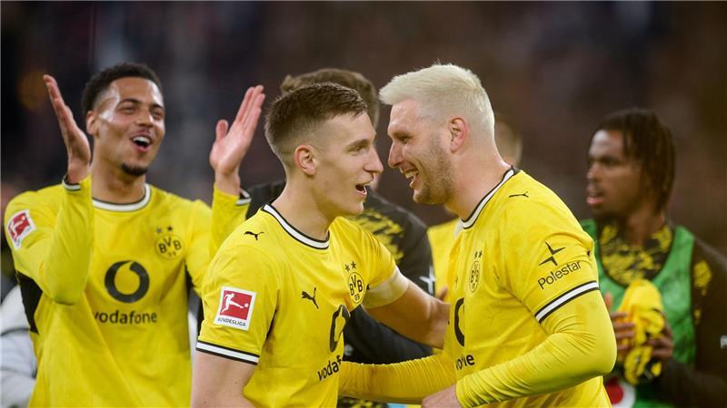 Niklas Süle (r) beendet seine Karriere. 