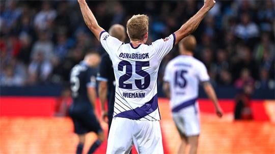 Niklas Wiemann vom VfL Osnabrück jubelt über den 1:0-Sieg beim VfL Bochum. Am Mittwoch geht es im DFB-Pokal gegen Bayern München - in einem Osnabrücker Sondertrikot.