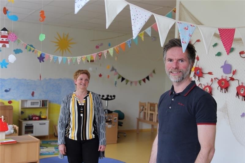 Niko Lampio, Geschäftsführer der Lebenshilfe Stade, und Anja Wöhlkens, Leiterin der Lebenshilfe-Kita Am Hohen Felde, freuen sich auf die Rückkehr der Kinder in ihre Einrichtung. Foto: Richter