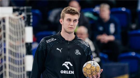 Nikola Bilyk wärmt sich vor einem Spiel in der Wunderino Arena auf.