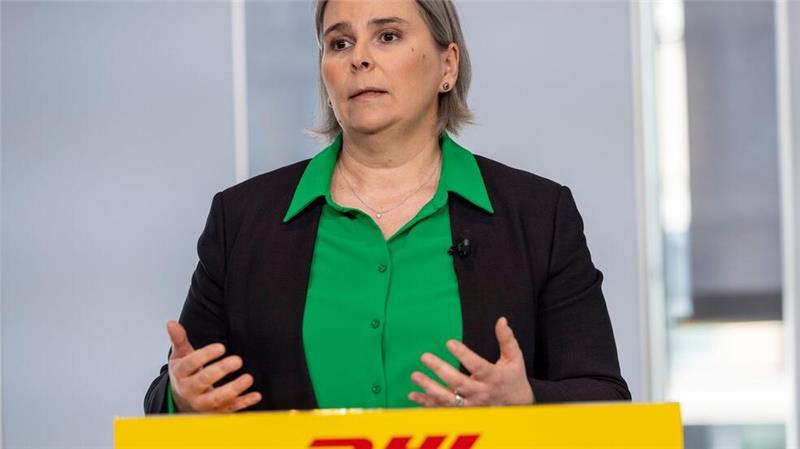 Nikola Hagleitner, Mitglied des Vorstands der DHL Group, spricht bei einer Pressekonferenz.