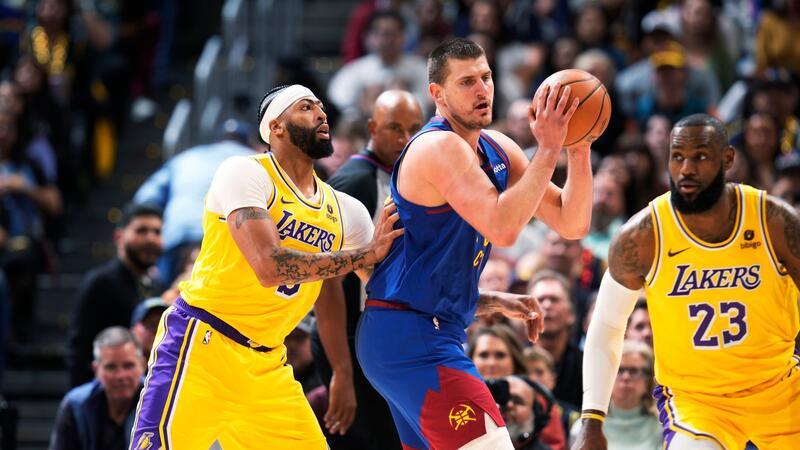 Nikola Jokic (M) von den Denver Nuggets gegen Anthony Davis (l) und LeBron James von den Los Angeles Lakers.