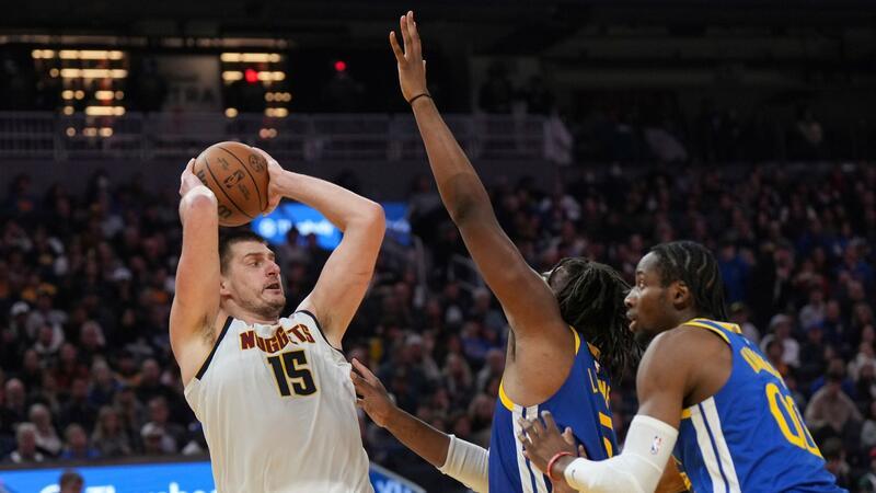 NBA: Spektakuläre Siege für Denver und Milwaukee Nikola Jokic (l) war der Matchwinner für die Denver Nuggets.