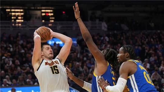 Nikola Jokic (l) war der Matchwinner für die Denver Nuggets.