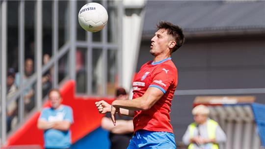 Nikola Serra spielt mindestens bis Sommer 2026 im D/A-Trikot.