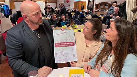 Nikolai Müller, Anne Rosenfeld und Sonja Zinke werben für das Projekt Dorfregion beim Neujahrsempfang in Steinkirchen.