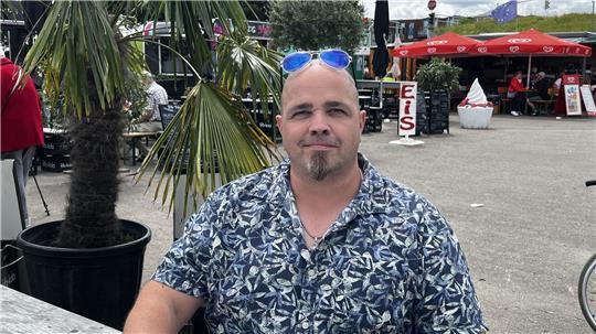 Nikolai Müller (CDU) hat noch einiges vor: Auch nach der Deicherhöhung soll der Lühe-Anleger mit seinen Buden die Ausflügler und Touristen nach Grünendeich locken.