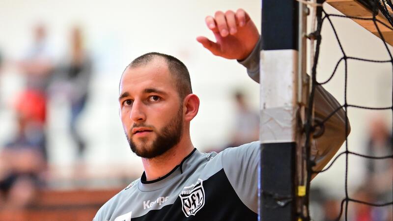 VfL Fredenbeck: Rückschritt im Kampf um den Klassenerhalt Nikolaj Petrov wurde schwer am Kopf getroffen und musste vom Spielfeld.