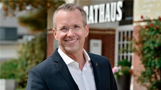 Nikolas Häckel ist seit neun Jahren Bürgermeister der Gemeinde Sylt - jetzt droht ihm die Abwahl. (Archivbild)