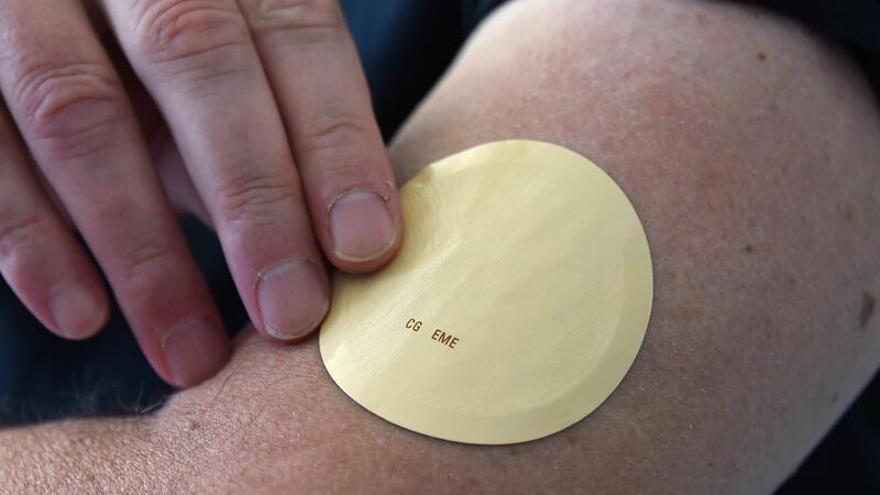 Ciao, Zigarette! Helfen Nikotinpflaster beim Rauchstopp? Nikotinersatzprodukte haben viele Formen, es gibt sie beispielsweise als Pflaster. Die eignen sich bei starker Abhängigkeit besser als zum Beispiel Pastillen oder Kaugummis.
