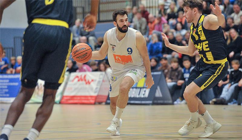 So lief die Premiere der Stader Basketballer in der neuen Halle Nil Angelats (Nr. 9) und der VfL Stade feierten einen Heimsieg vor großer Kulisse. Foto: Jan Iso Jürgens
