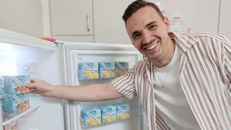 Nils Burfeind am neuen Kühlschrank.