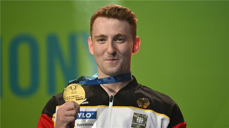 Titel und Tränen: Dunkel bejubelt EM-Gold, Toba tritt ab Nils Dunkel zeigt stolz seine Goldmedaille.