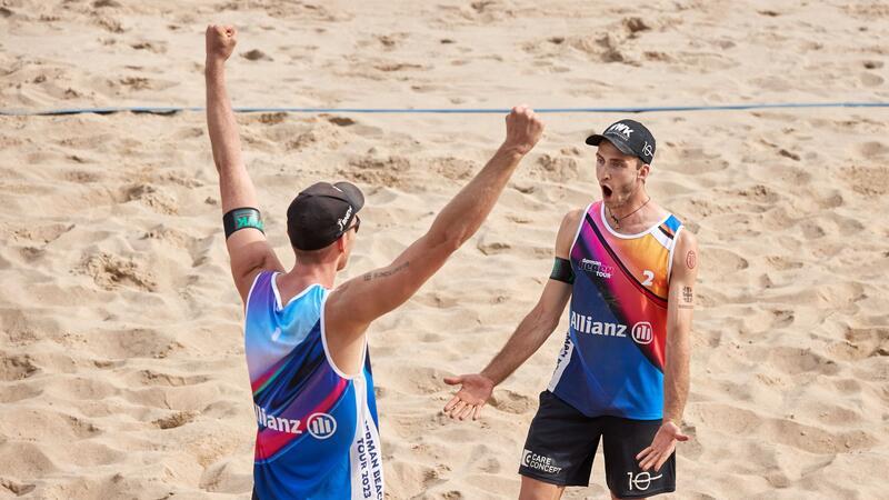 Nils Ehlers (l) und Clemens Wickler freuen sich am Timmendorfer Strand über einen Punktsieg.