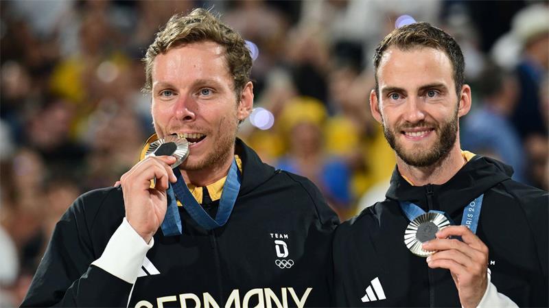 Nils Ehlers (l) und Clemens Wickler gewannen bei den Olympischen Spielen in Paris die Silbermedaille. (Archivbild)