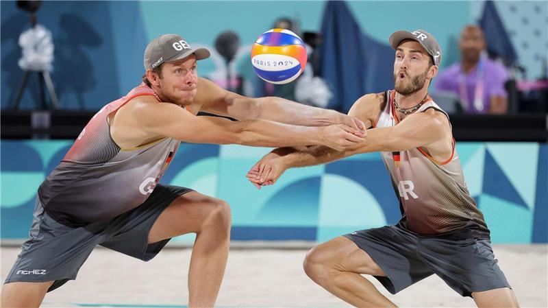 Sieben deutsche Duos im Achtelfinale der Beach-Volleyball-EM Nils Ehlers (l) und Clemens Wickler stehen im Achtelfinale der Beach-Volleyball-EM.