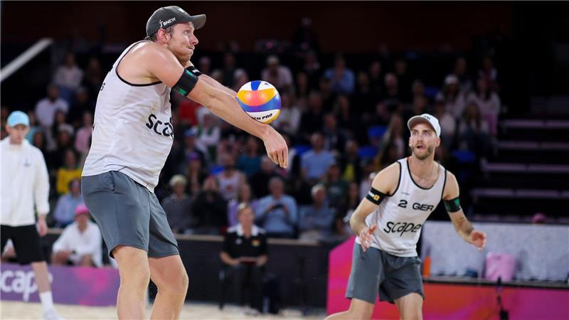 Nils Ehlers (l) und Clemens Wickler während des Halbfinalspiels der Beachvolleyball-WM.