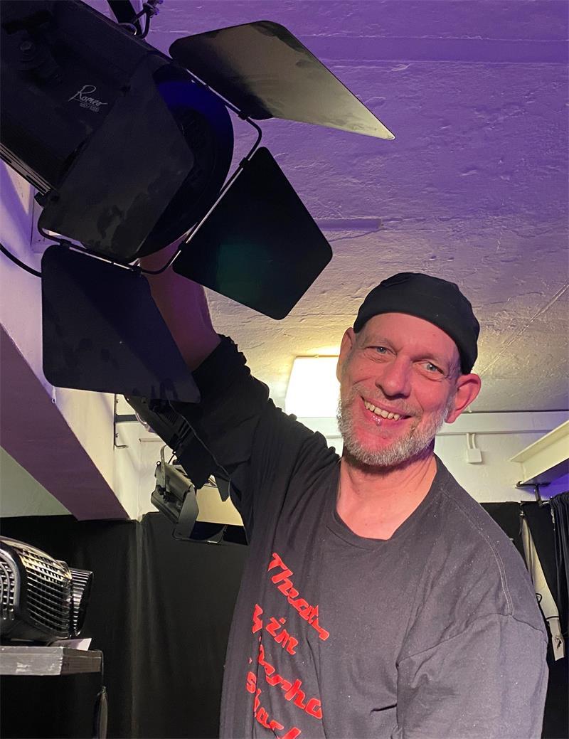 Buxtehuder Theater im Hinterhof: Der neue Leiter kämpft ums Publikum Nils Engelhard und sein Team stecken viel ehrenamtliches Engagement in den Erhalt des Bühnen-Kleinods in Altkloster.