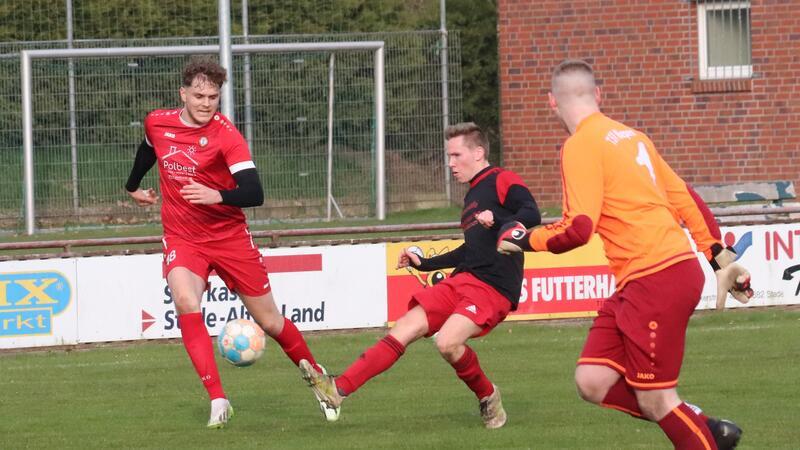 Nils Gieseler läuft in den Pass von TSV-Torwart Pascal Lobin und trifft aus über 30 Metern zum 2:2.