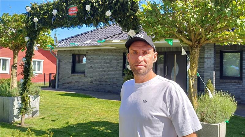 Nils Glaubke vor der Ehrenpforte vor seinem Haus in Holste. Er wurde vor kurzem Schützenkönig.