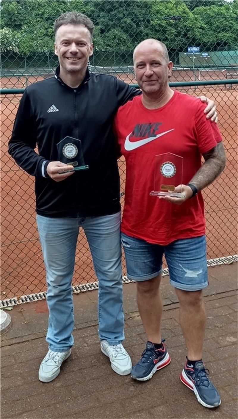 Nils Langner (rechts) bezwang seinen Vereinskollegen Dirk Meibohm im Finale der Altersklasse 50. Bis dahin war es noch nie einem Harsefelder Spieler gelungen, Meibohm zu schlagen.Foto: Schnackenberg