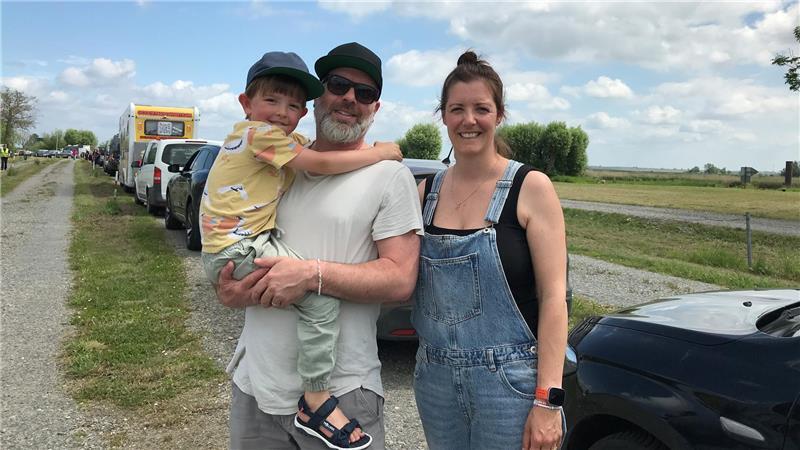 Fischbrötchen entschädigt: Pfingsturlaub startet mit Stau vor der Elbfähre Nils und Rica mit Sohn Mikkel wurden auf den Warteparkplatz eingewiesen. Der Stau macht ihnen nichts aus: Nils ist nahe der Fähre aufgewachsen und kennt Verzögerungen.