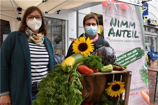 „Nimm Anteil“ heißt es bei der Solidarischen Landwirtschaft , für die Vereinsvorsitzende Martina Prohaska im Rahmen der Messe wirbt.