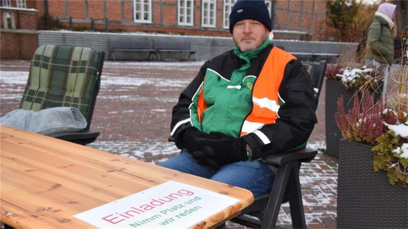 „Nimm Platz und wir reden“: Siegfried Brunkhorst bietet Passanten anlässlich der Bauernproteste Gespräche mitten in Zeven an.