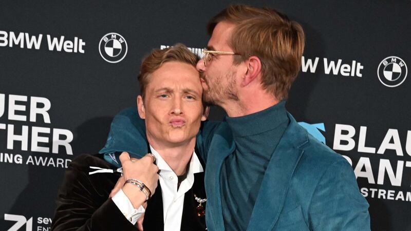 Winterscheidt verliert Moderationsjob an Schweighöfer Nimmt Joko Winterscheidt (r) für eine Sendung den Moderationsjob ab: Schauspieler Matthias Schweighöfer.