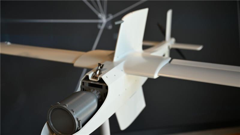 Rheinmetall setzt bei Kamikaze-Drohnen auf Salven-Schwärme Nimmt man die weiße Fronthaube ab, so kommt ein dunkles Plastikbehältnis zum Vorschein: Darin ist der Sprengstoff.