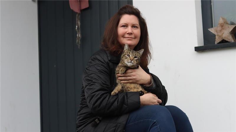 Katzenretterin wird übel beschimpft Nina Blome mit Kater Gerri. Die Tarmstedterin kümmert sich um Streuner und fordert eine Kastrationspflicht für Katzen. Foto: Saskia Harscher