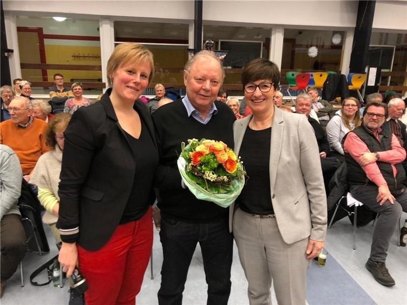 Nina Freudenthal (links) und Katja Oldenburg-Schmidt verabschieden den ehemaligen zweiten Vorsitzenden Walter Tibke. Foto: Bürgerverein