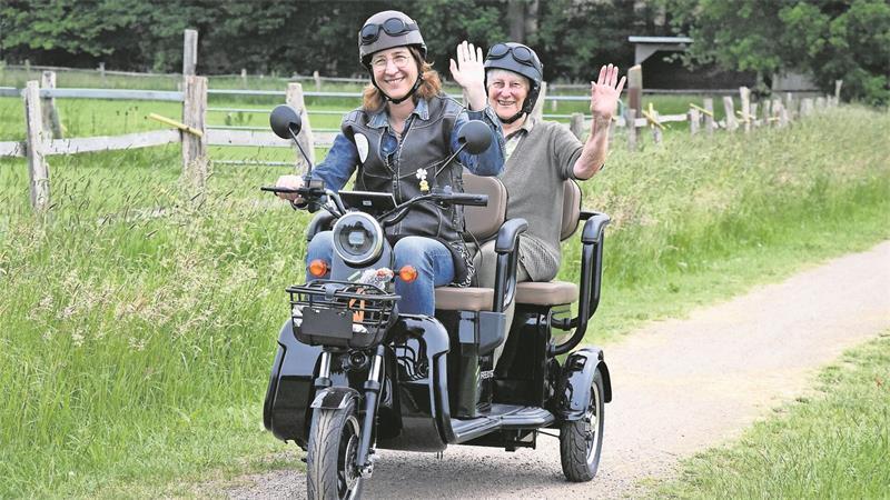 Nina Grünewald und ihre Schwiegermutter Mathilde Borinski genießen in Selsingen die Ausfahrt auf dem Omatorrad, einem elektrischen Dreirad-Roller.