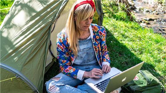 Nina Heyder hat ihre beiden Leidenschaften für Camping und mobiles Arbeiten verbunden und ein innovatives Konzept für Aktivurlauber mit Campingausrüstung entwickelt. Foto: Dominik Krause