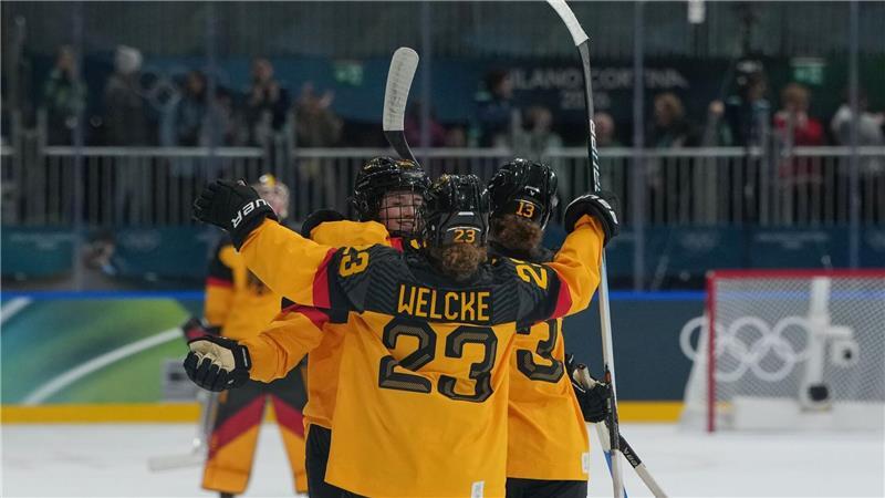 Nina Jobst-Smith feiert das 2:1 mit Lilli und Luisa Welcke.