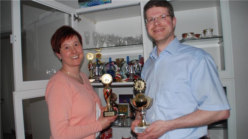 Nina Kuhnigk und Nils Ball zeigen ihre Pokale von den Tanzturnieren. Das Paar ist unter anderem Hamburger Landesmeister im Standardtanz.