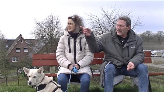 Nina Ramershoven und Michael Detrois bei den Dreharbeiten auf dem Deich. Foto: Kabel Eins