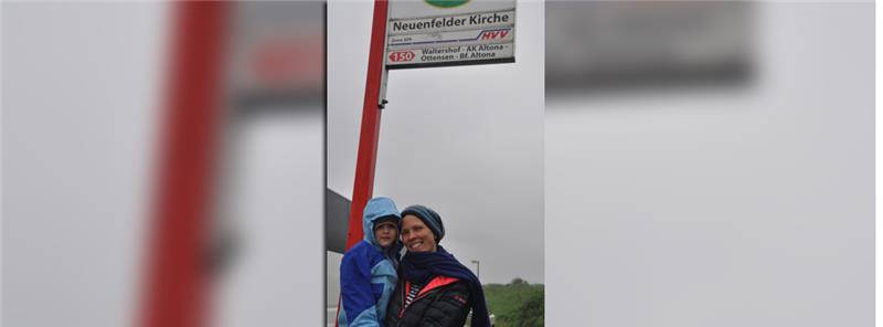 Nina Stricker und ihre Tochter Naima stehen an der Bushaltestelle der Linie 150 in Richtung Altona. Wie viele Neuenfelder wünscht sich auch Familie Stricker ein besseres HVV-Angebot. Foto: Wahba