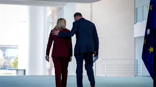 Nina Warken und Friedrich Merz haben ihre Büros künftig auf derselben Etage im Kanzleramt. (Archivbild)