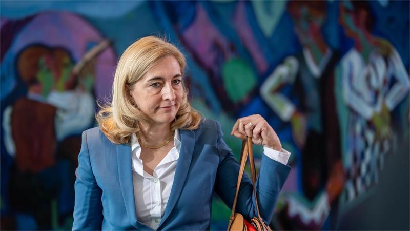 Auf dem Karussell: Das neue Team Merz Nina Warken wechselt vom Gesundheitsministerium ins Kanzleramt.