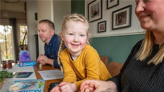 Nina und Sigurd Schumacher sorgen sich um die Versorgung ihrer Tochter Elina. Das Kind leidet unter Diabetes.