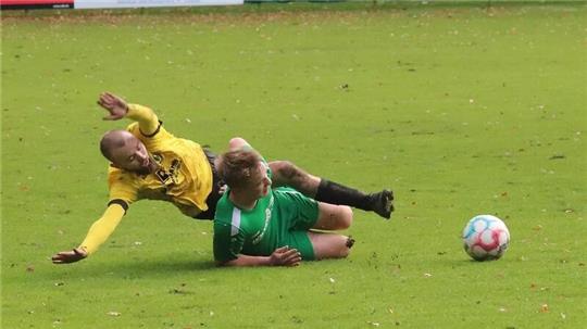Nino Henne (links, MTV Himmelpforten II) und Tim Niclas Thiede (SV Burweg) in einem kampfbetonten Derby.