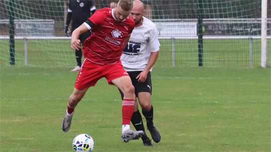Nino Johansen (links, Deinster SV II) sorgte gegen die SG Freiburg/Oederquart mit einem Hattrick für die Wende.
