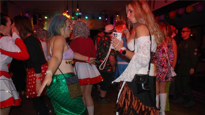 Nixen, Piraten und viele andere Gestalten bevölkerten die Tanzfläche.