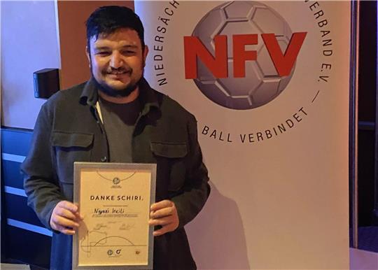 Niyazi Incili freut sich über die Auszeichnung als Schiedsrichter des Jahres im NFV-Kreis Stade.