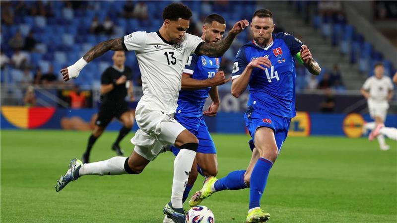 Kimmich tröstet Collins: „Kann 100 Länderspiele machen“ Nnamdi Collins (l) konnte bei seinem Debüt nicht liefern.